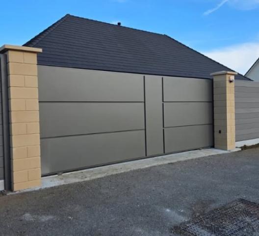 Portail KSM, clôture composite et piliers au Vieil-Évreux, 27