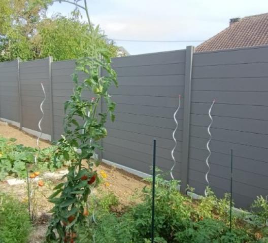 Installation d'une clôture en composite 100% occultante à Pacy sur Eure dans le 27 