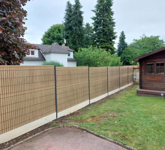 Installation de Clôture sur dalle de soubassement avec Occultant PVC à Aubevoye Installation de Clôture sur dalle de soubassement avec Occultant PVC à Aubevoye