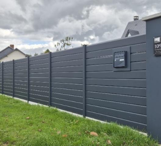 Clôture Aluminium Ajourée installée par DOLLEANS SERVICE spécialiste dans le 76