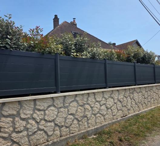 Clôture aluminium KSM posée par Dolleans Service à Louviers dans le 27